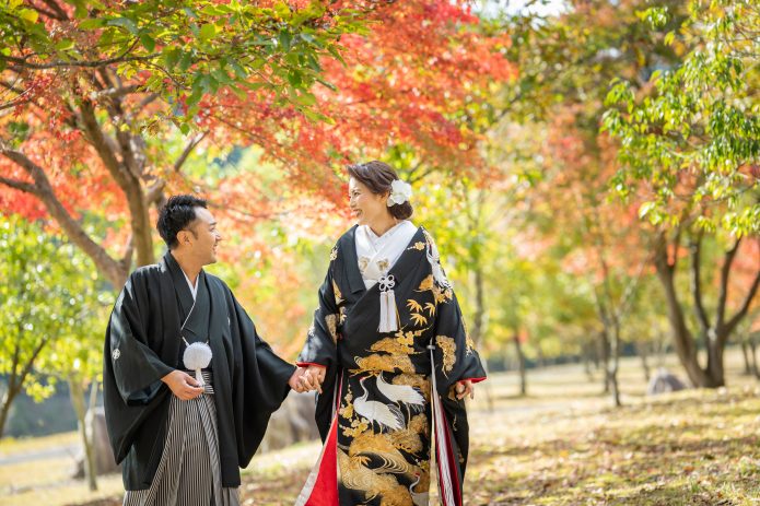 紅葉と黒地の色打掛のコントラストが美しい、四季を感じるウェディングフォト。